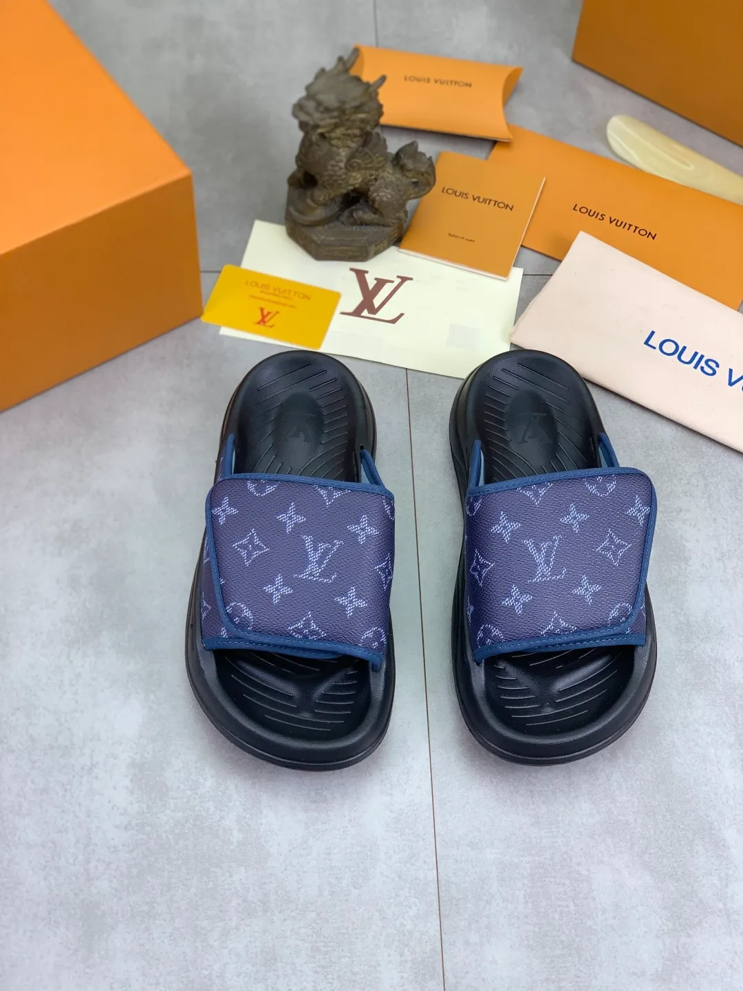 Men's shoes 💰P320💰【New style】🆘 Original quality 【LOUIS VUITTON】The popular Louis Vuitton LV men's slippers on the official website are on sale simultaneously! Original fabric imported from Italy. Original bottom provided by the original factory. Number of yards: 38-44 (customized to 45). Multiple colors to choose from. Fully packaged drawer box.